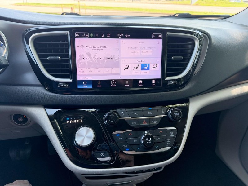Chrysler Pacifica Vehicle Full-screen Gallery Image 38