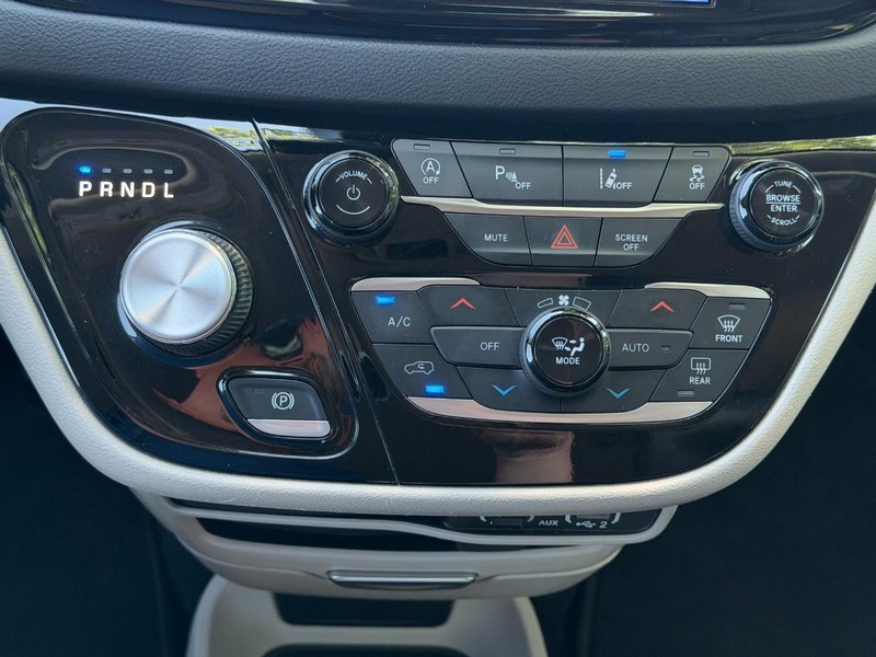 Chrysler Pacifica Vehicle Full-screen Gallery Image 46