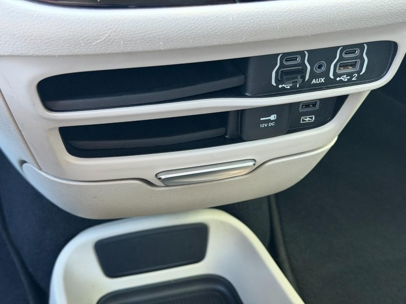 Chrysler Pacifica Vehicle Full-screen Gallery Image 47