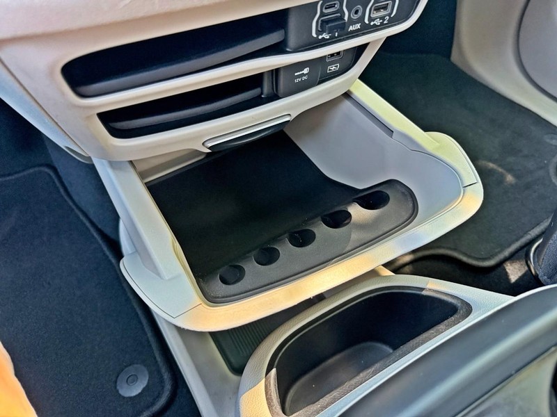 Chrysler Pacifica Vehicle Full-screen Gallery Image 48