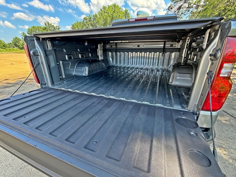 Chevrolet Silverado 1500 Vehicle Full-screen Gallery Image 12