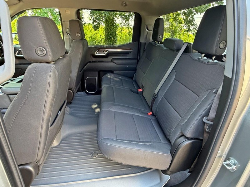 Chevrolet Silverado 1500 Vehicle Full-screen Gallery Image 14
