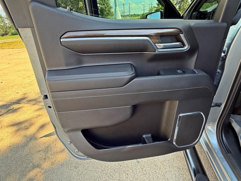 Chevrolet Silverado 1500 Vehicle Full-screen Gallery Image 18