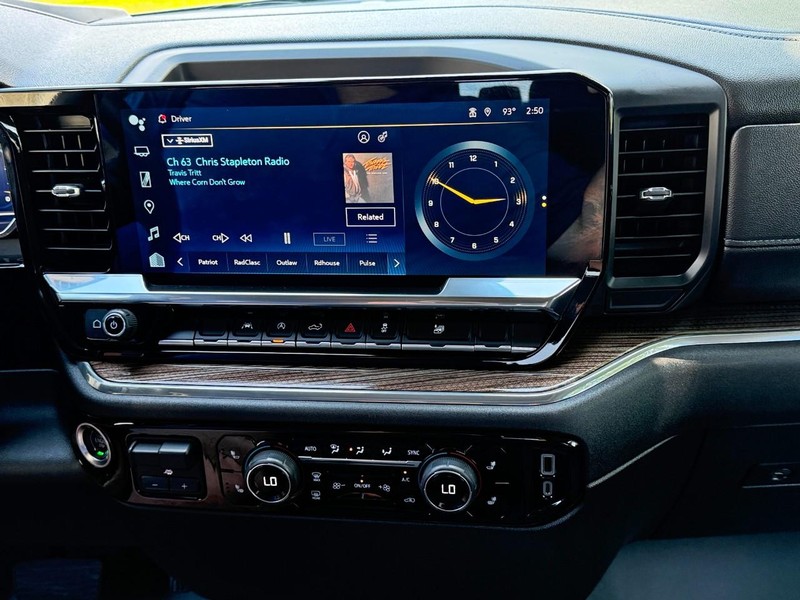 Chevrolet Silverado 1500 Vehicle Full-screen Gallery Image 32