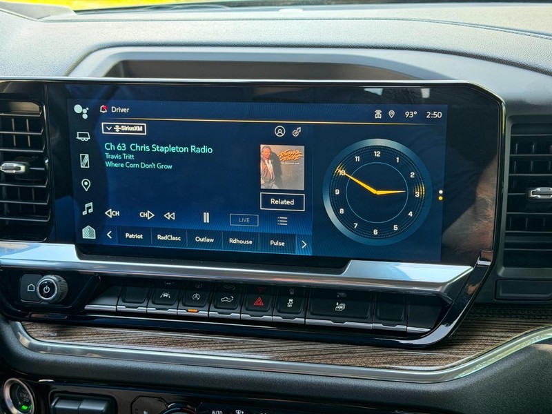 Chevrolet Silverado 1500 Vehicle Full-screen Gallery Image 33