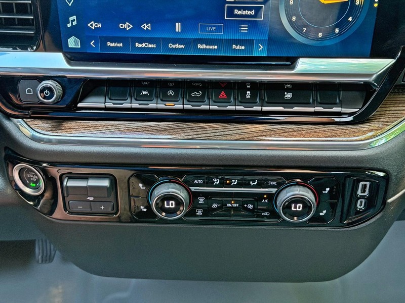 Chevrolet Silverado 1500 Vehicle Full-screen Gallery Image 40