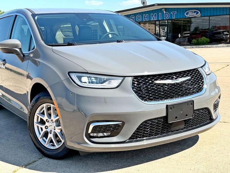 Chrysler Pacifica Vehicle Full-screen Gallery Image 08
