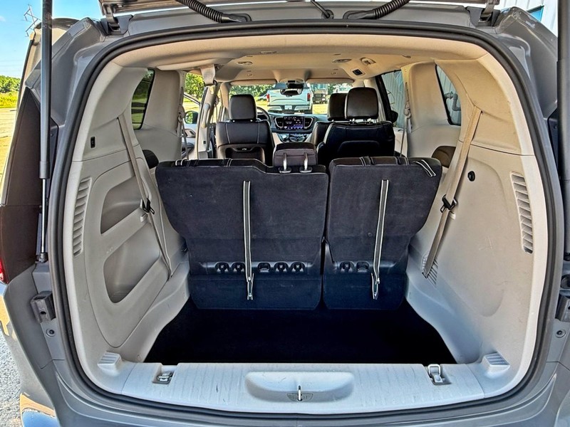 Chrysler Pacifica Vehicle Full-screen Gallery Image 11