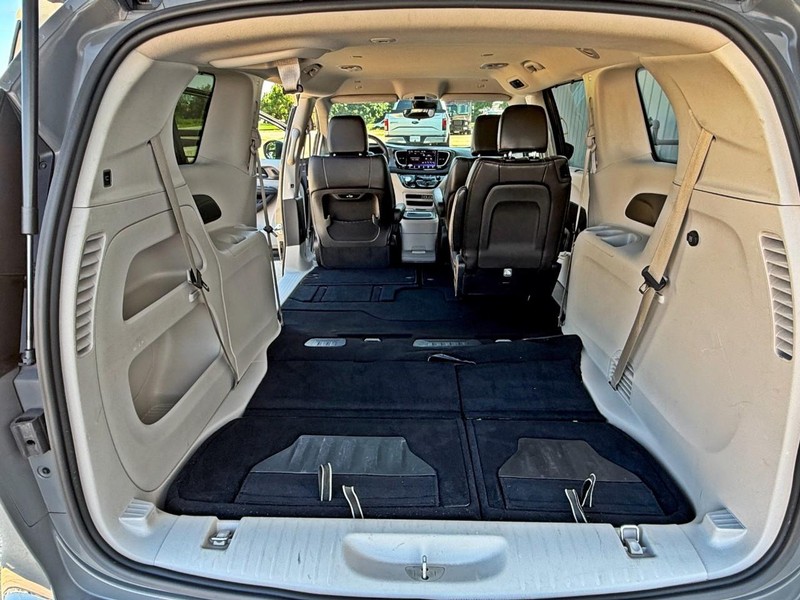 Chrysler Pacifica Vehicle Full-screen Gallery Image 12