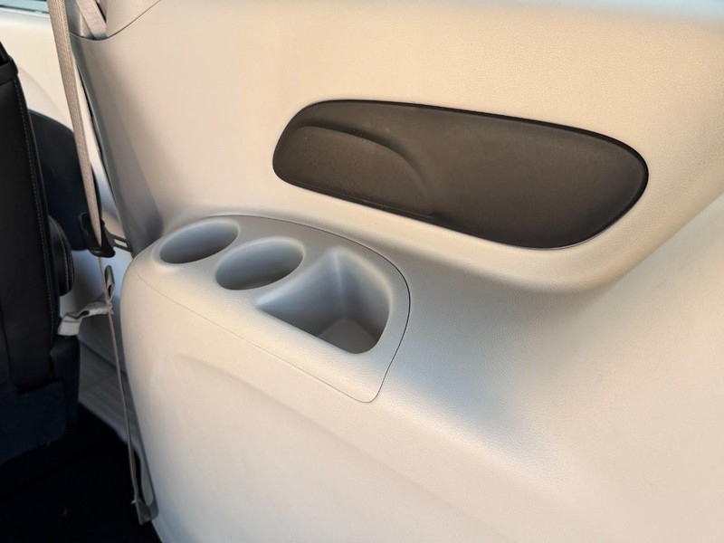 Chrysler Pacifica Vehicle Full-screen Gallery Image 13