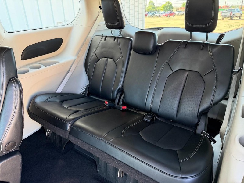 Chrysler Pacifica Vehicle Full-screen Gallery Image 16
