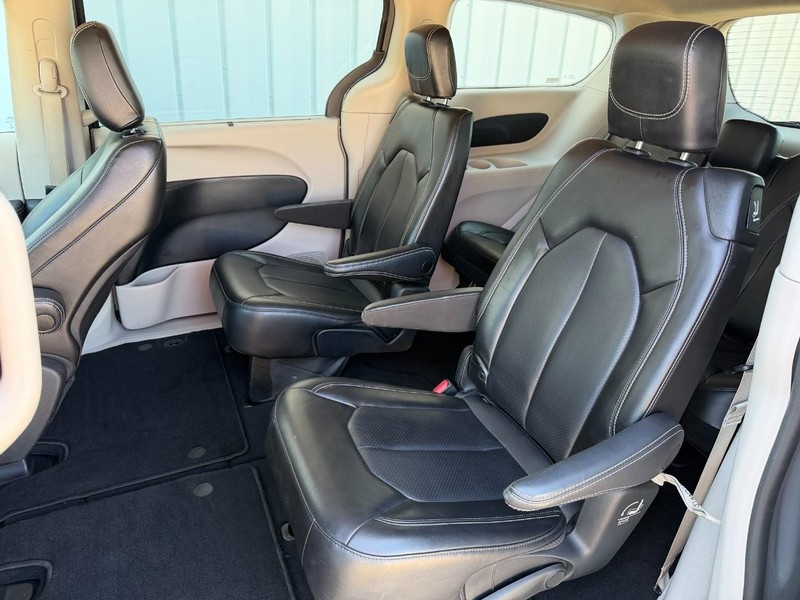 Chrysler Pacifica Vehicle Full-screen Gallery Image 17