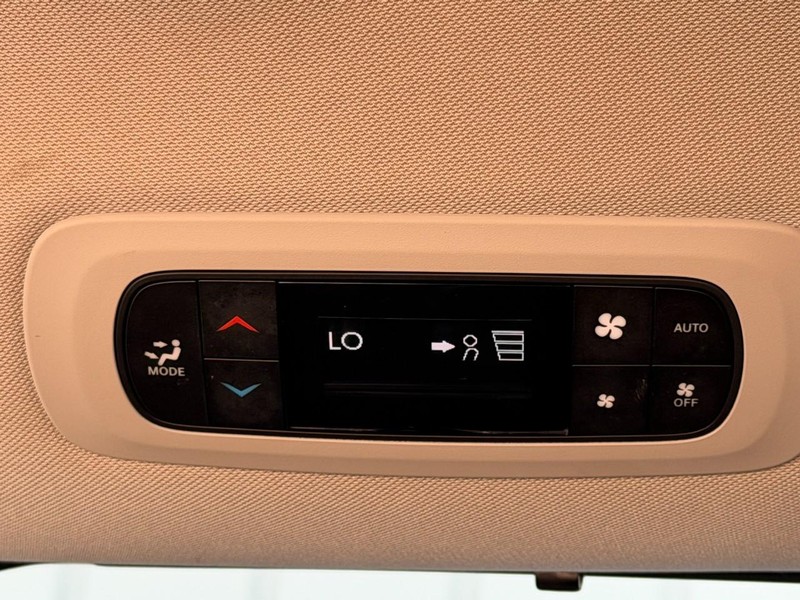 Chrysler Pacifica Vehicle Full-screen Gallery Image 18