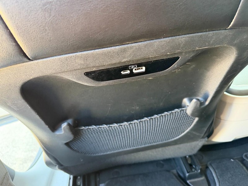 Chrysler Pacifica Vehicle Full-screen Gallery Image 19