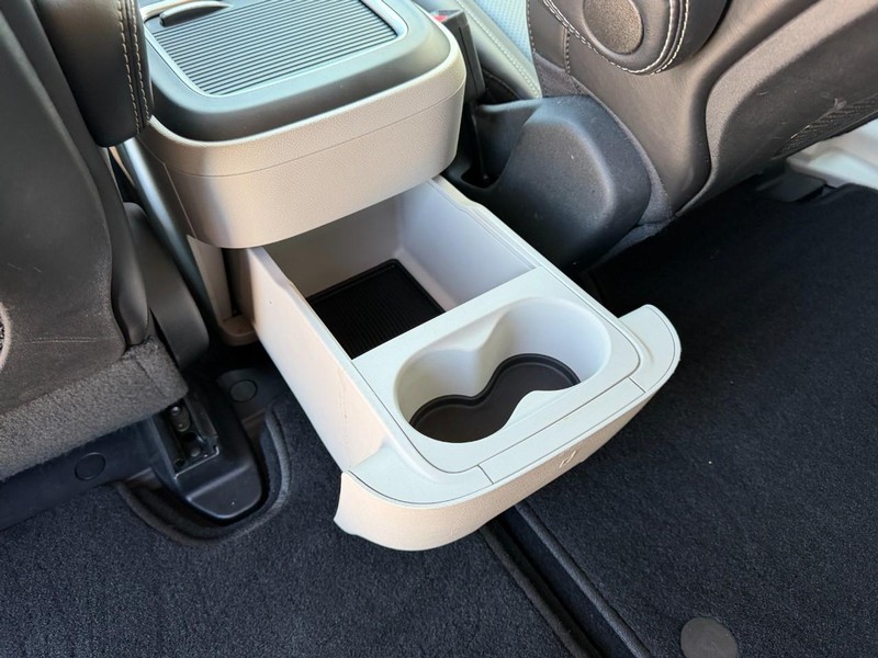 Chrysler Pacifica Vehicle Full-screen Gallery Image 20