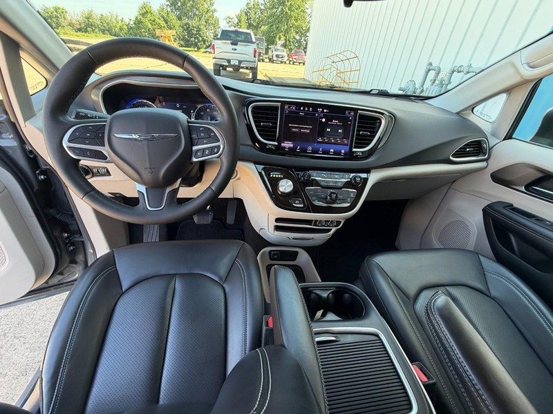 Chrysler Pacifica Vehicle Full-screen Gallery Image 21
