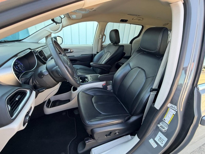 Chrysler Pacifica Vehicle Full-screen Gallery Image 22