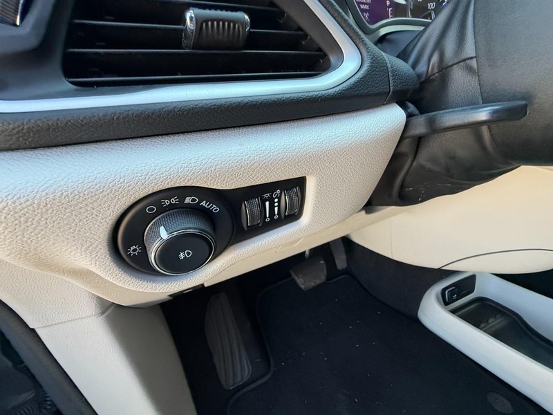 Chrysler Pacifica Vehicle Full-screen Gallery Image 23