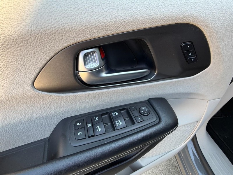 Chrysler Pacifica Vehicle Full-screen Gallery Image 25