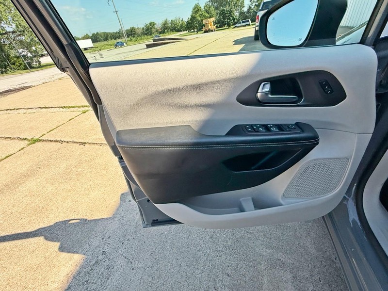 Chrysler Pacifica Vehicle Full-screen Gallery Image 26