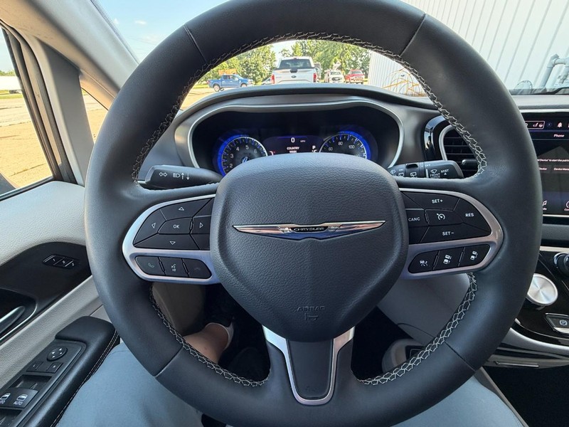 Chrysler Pacifica Vehicle Full-screen Gallery Image 27