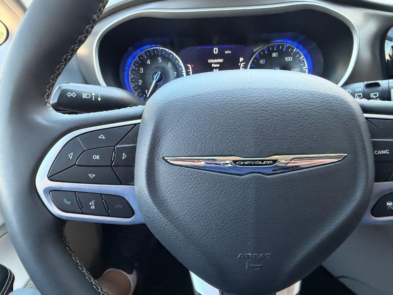 Chrysler Pacifica Vehicle Full-screen Gallery Image 28