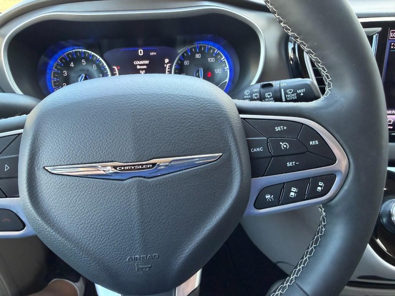 Chrysler Pacifica Vehicle Full-screen Gallery Image 29