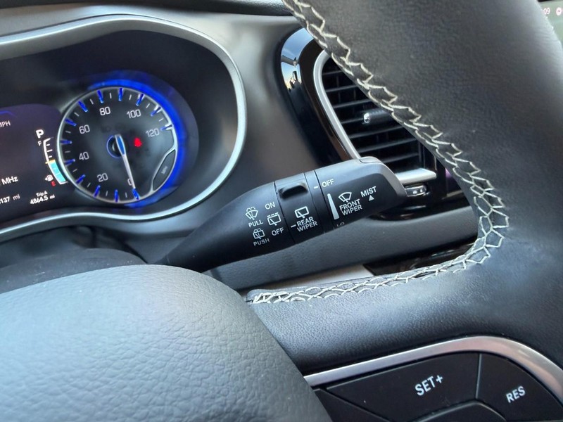 Chrysler Pacifica Vehicle Full-screen Gallery Image 30