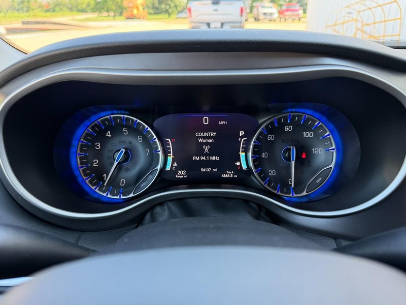 Chrysler Pacifica Vehicle Full-screen Gallery Image 32