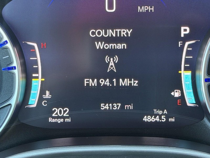 Chrysler Pacifica Vehicle Full-screen Gallery Image 33