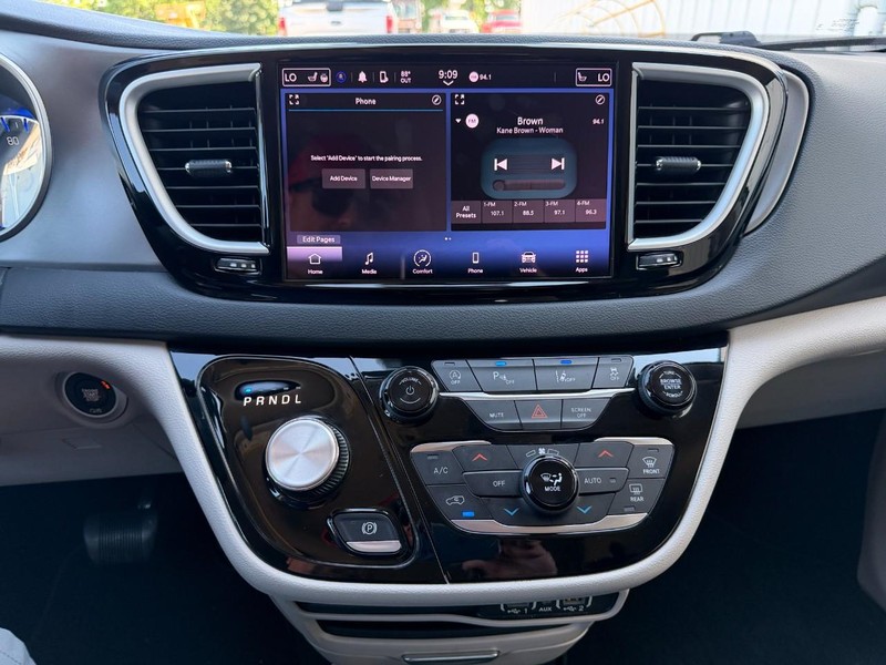 Chrysler Pacifica Vehicle Full-screen Gallery Image 35