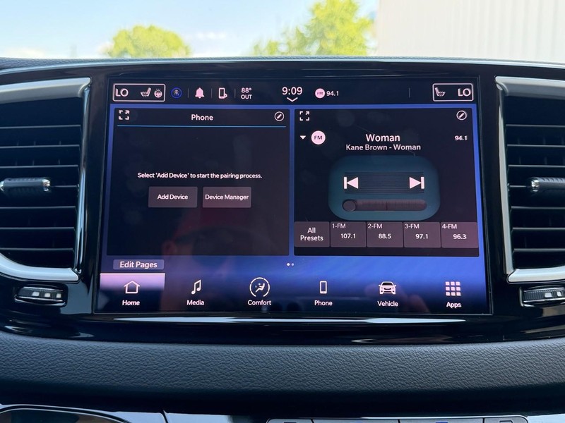 Chrysler Pacifica Vehicle Full-screen Gallery Image 36