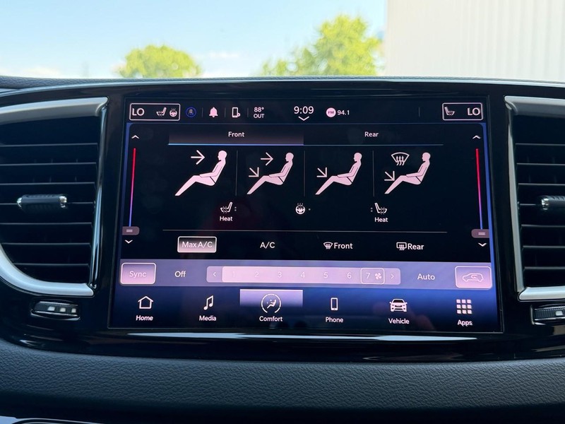 Chrysler Pacifica Vehicle Full-screen Gallery Image 39