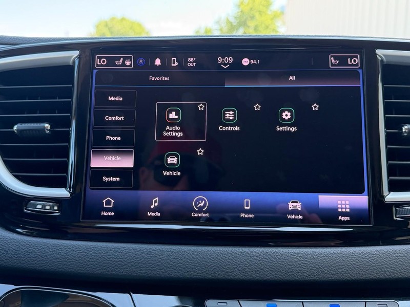 Chrysler Pacifica Vehicle Full-screen Gallery Image 40