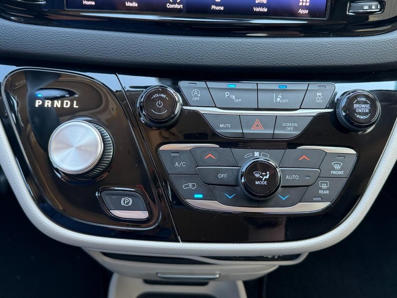Chrysler Pacifica Vehicle Full-screen Gallery Image 42