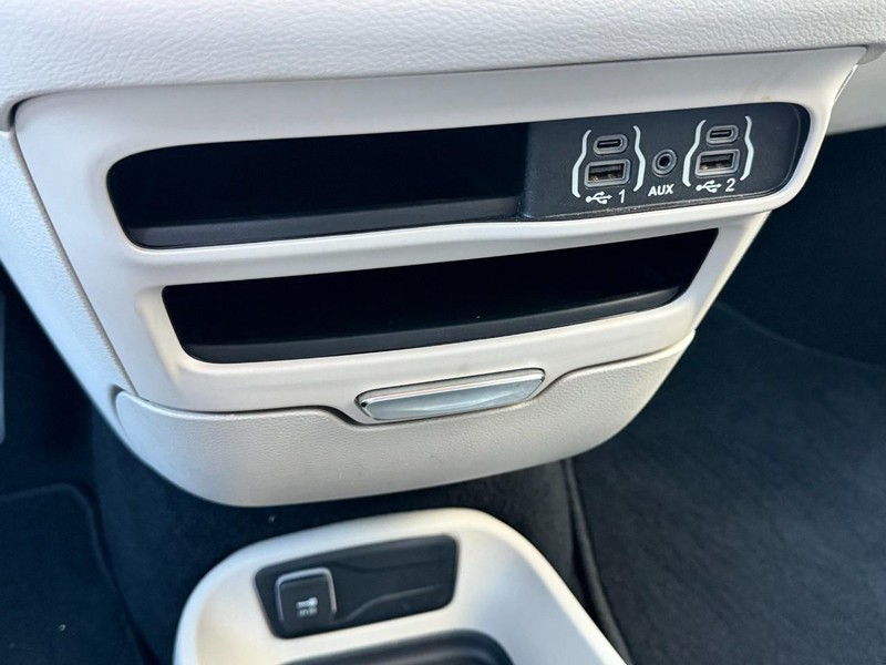 Chrysler Pacifica Vehicle Full-screen Gallery Image 43