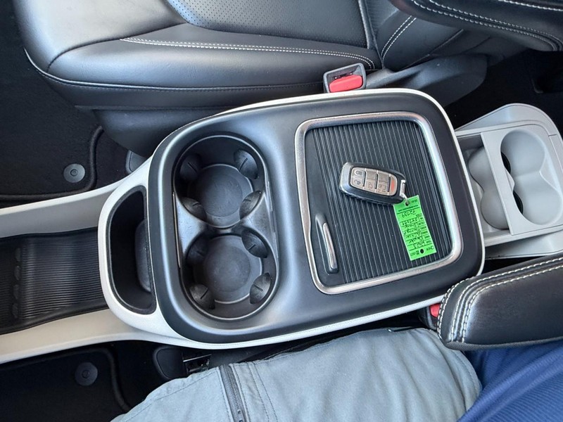 Chrysler Pacifica Vehicle Full-screen Gallery Image 46
