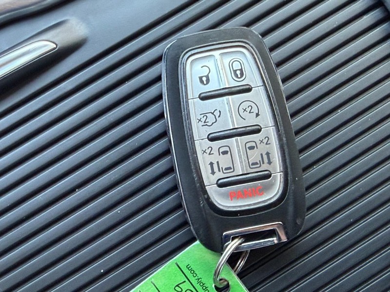 Chrysler Pacifica Vehicle Full-screen Gallery Image 47