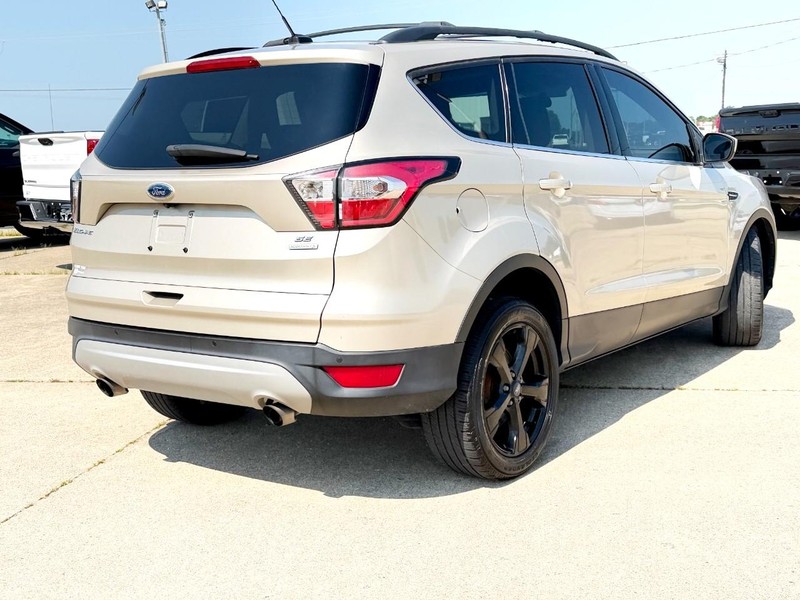 Ford Escape Vehicle Full-screen Gallery Image 04