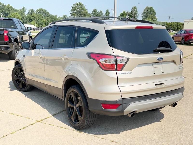 Ford Escape Vehicle Full-screen Gallery Image 05
