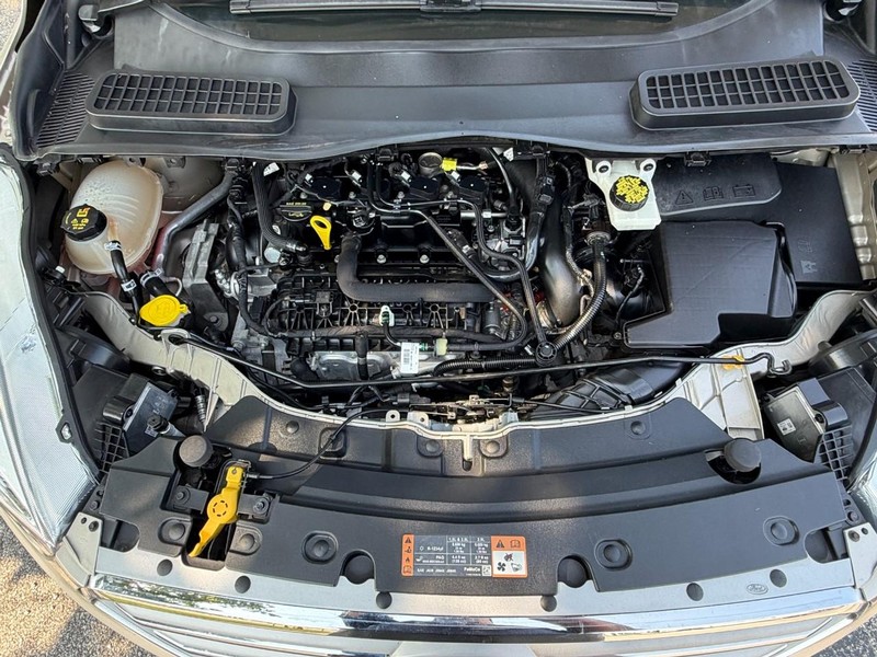 Ford Escape Vehicle Full-screen Gallery Image 11
