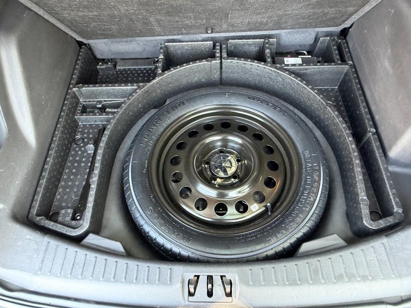 Ford Escape Vehicle Full-screen Gallery Image 13