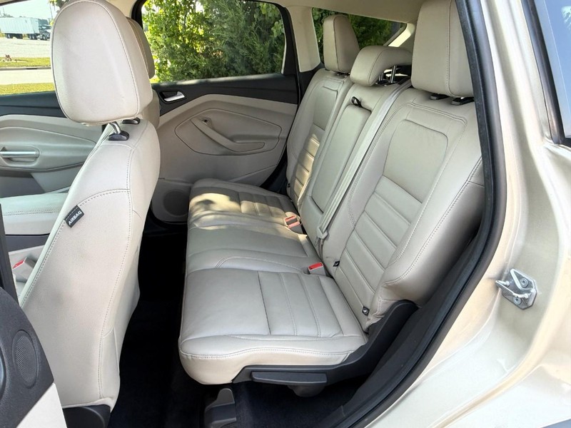 Ford Escape Vehicle Full-screen Gallery Image 15