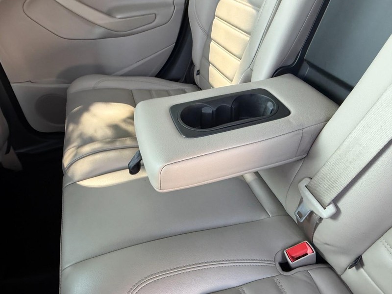 Ford Escape Vehicle Full-screen Gallery Image 16