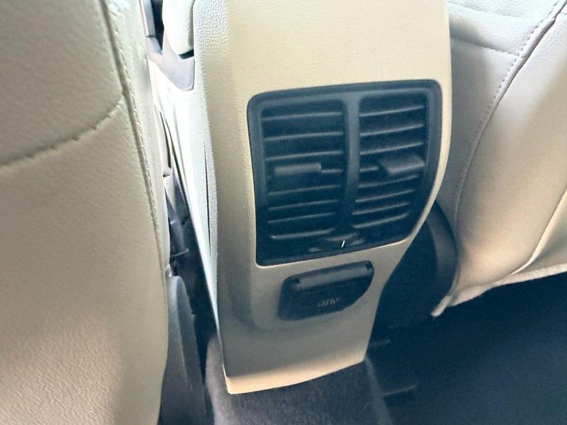 Ford Escape Vehicle Full-screen Gallery Image 17