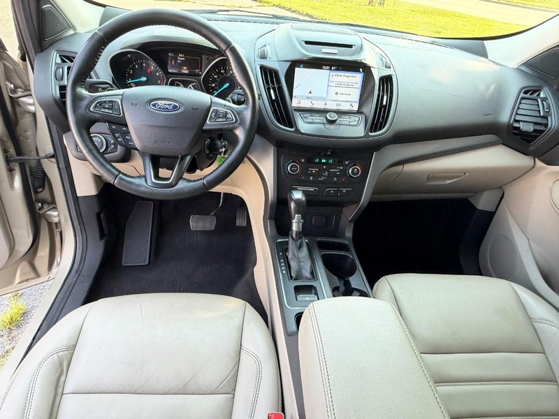 Ford Escape Vehicle Full-screen Gallery Image 18