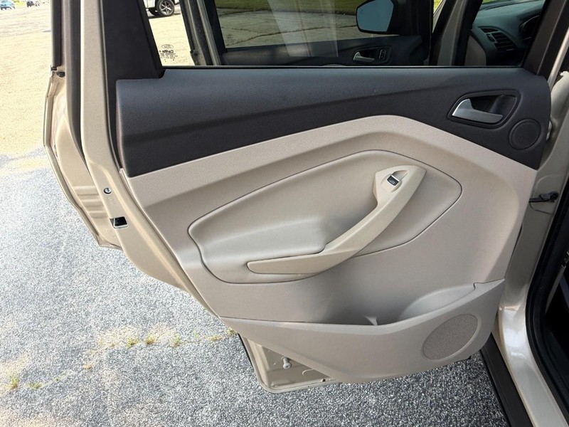 Ford Escape Vehicle Full-screen Gallery Image 19