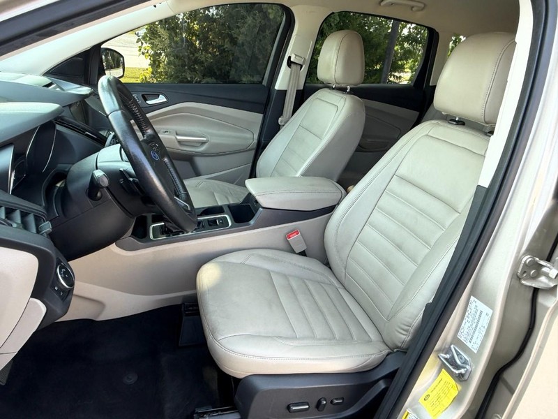 Ford Escape Vehicle Full-screen Gallery Image 20