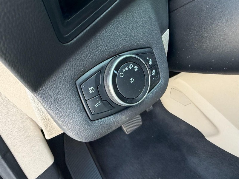 Ford Escape Vehicle Full-screen Gallery Image 21