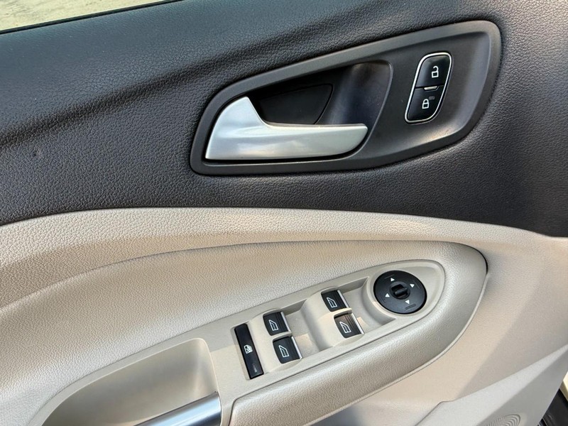Ford Escape Vehicle Full-screen Gallery Image 23